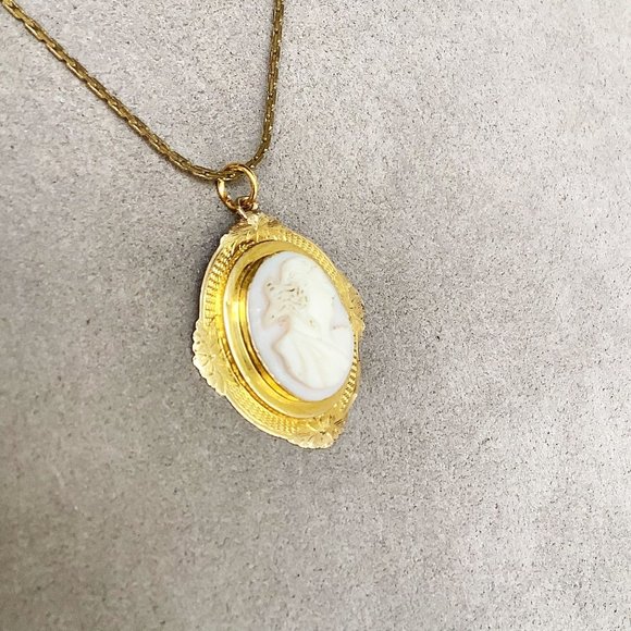 Vtg Carved Shell Cameo Necklace Lady Cameo Brass Setting Gold Tone Napier Chain - Picture 2 of 7